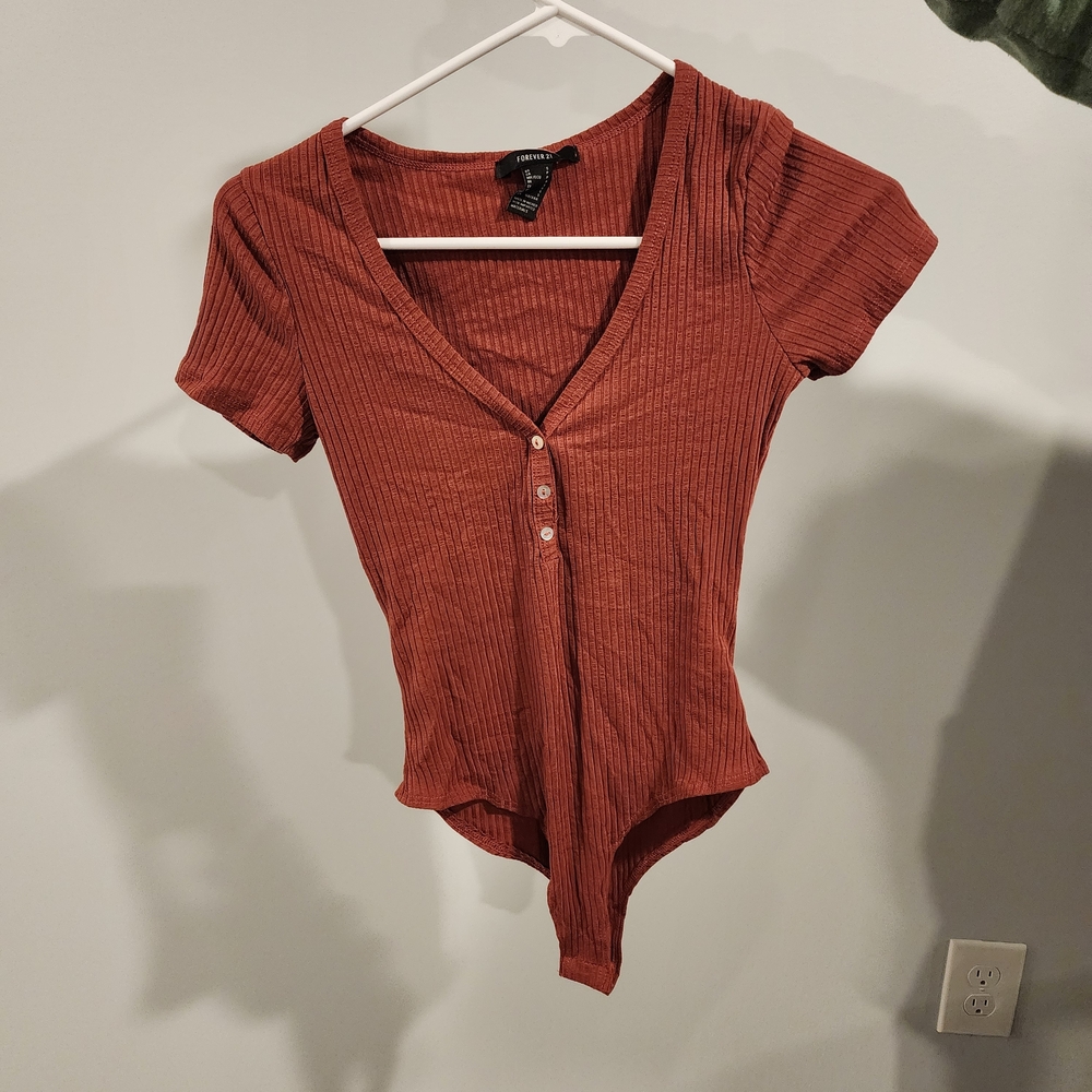 Ribbed V-Neck Buttoned Bodysuit - Rust